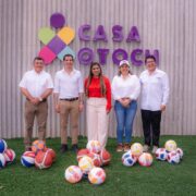 Rommel Pacheco inspira a jóvenes de Casa Otoch con charla motivacional