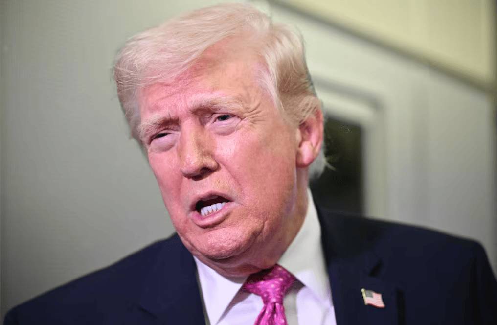 Trump amenazó con destruir terminal petrolera de Irán