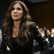 Trump destituye a Kristi Noem