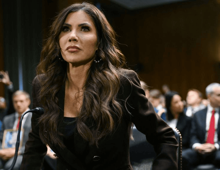 Trump destituye a Kristi Noem