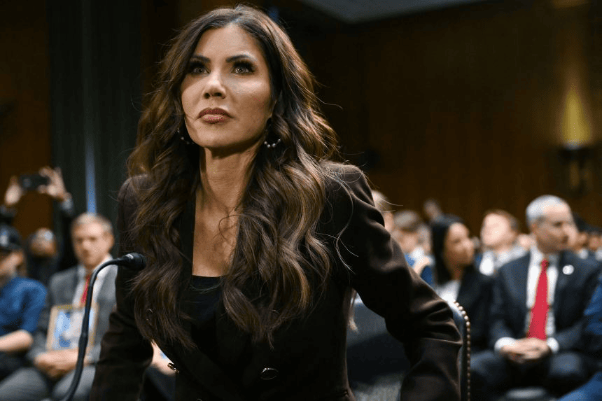 Trump destituye a Kristi Noem