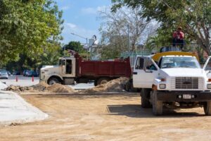Trabajadores realizan la colocación de nueva carpeta asfáltica en calles de Villamar 2, como parte del proyecto destinado a aliviar la movilidad de 32 mil vecinos y fortalecer la infraestructura urbana.