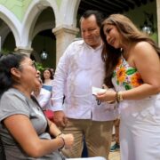 Diálogo y soluciones de frente al pueblo: Huacho Díaz Mena en Mérida Atiende n