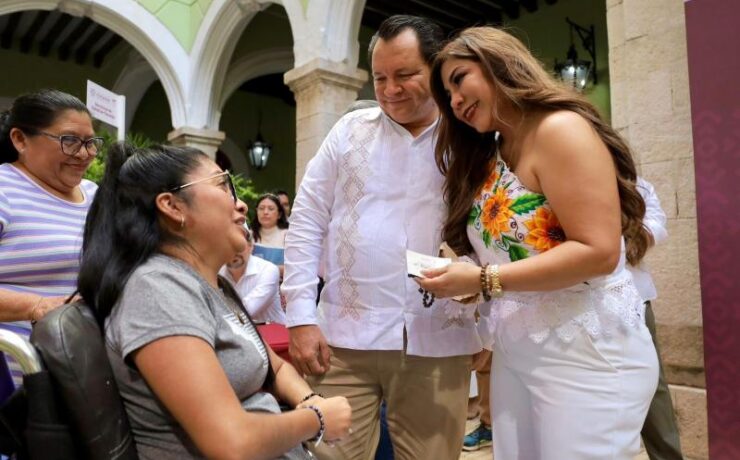 Diálogo y soluciones de frente al pueblo: Huacho Díaz Mena en Mérida Atiende n