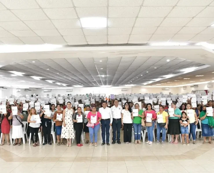 avier May entregó apoyos a emprendedoras para para fortalecer sus negocios