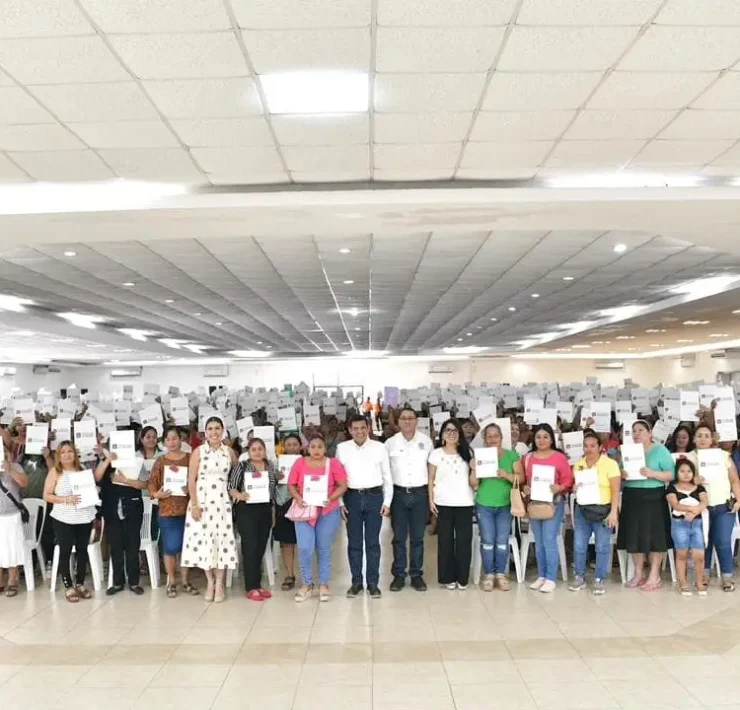 avier May entregó apoyos a emprendedoras para para fortalecer sus negocios