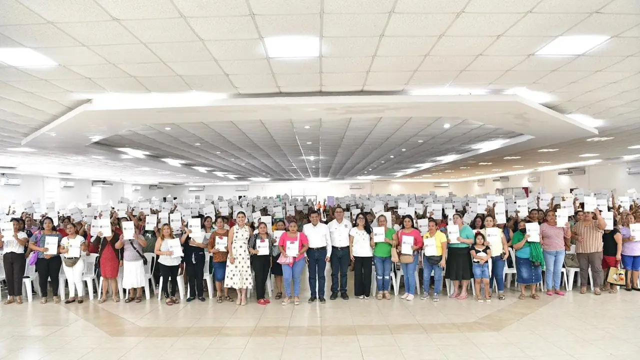 avier May entregó apoyos a emprendedoras para para fortalecer sus negocios