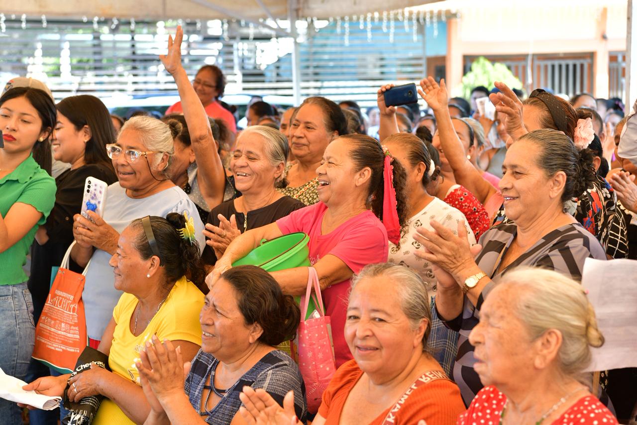 carpa completamente llena por los pobladores 