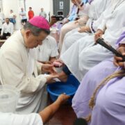 Arzobispo realiza emotivo lavatorio de pies en el Cereso Mérida