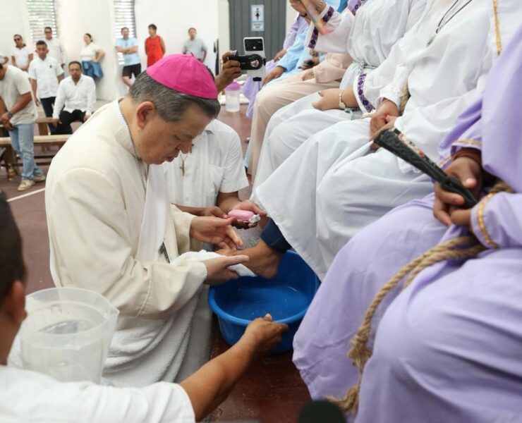 Arzobispo realiza emotivo lavatorio de pies en el Cereso Mérida