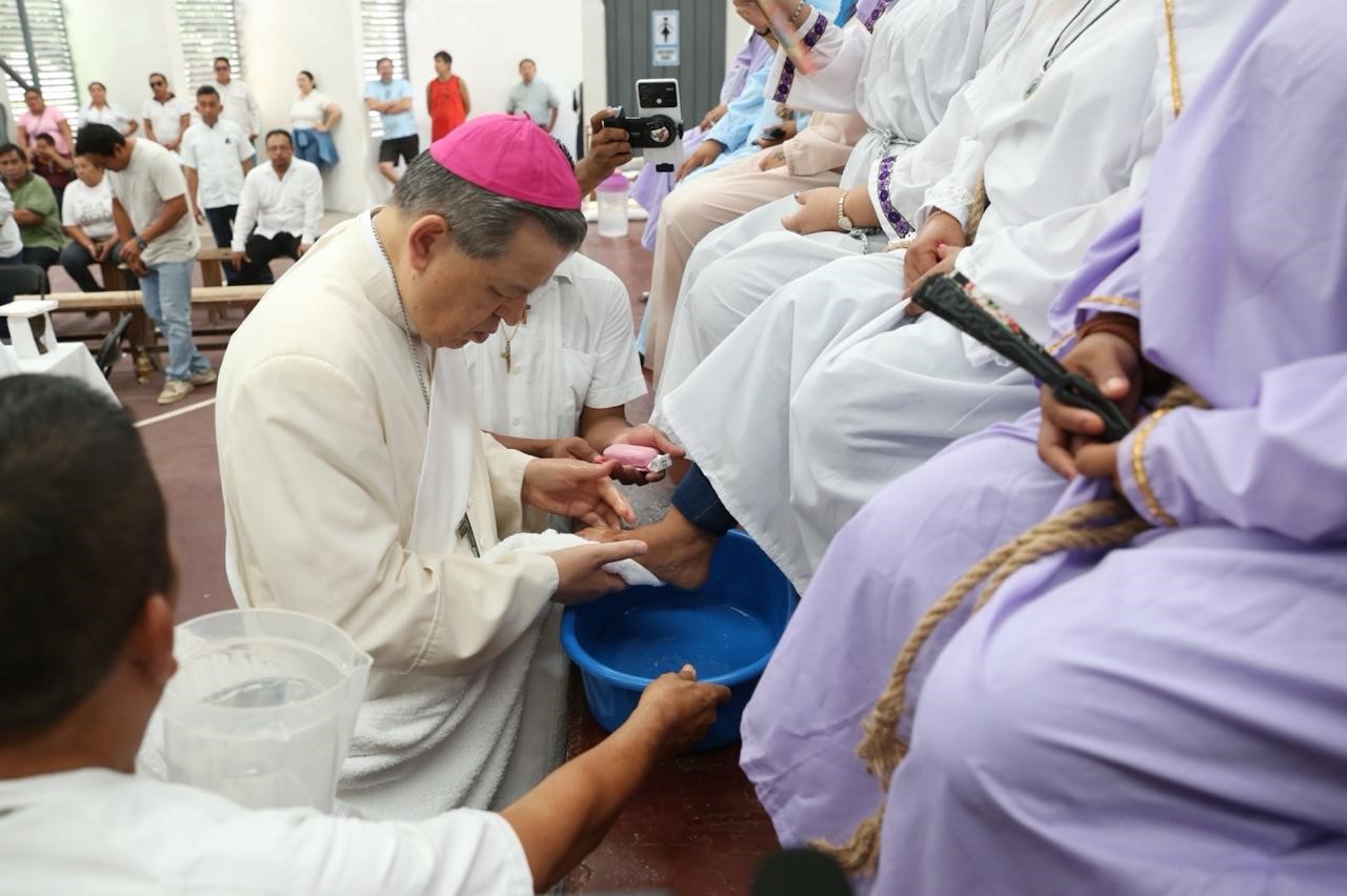 Arzobispo realiza emotivo lavatorio de pies en el Cereso Mérida