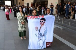 Fans de El Bogueto se hicieron presentes en San Lázaro para apoyar al artista, quien recibió reconocimiento y compartió un mensaje de inspiración y cambio social.