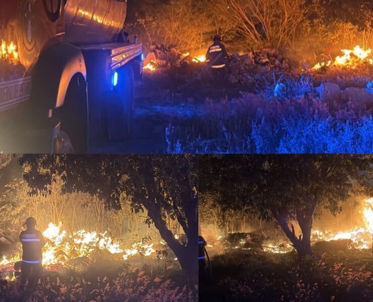 Bomberos sofocan incendio en encierro de tractocamiones en Periférico