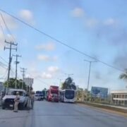 Camión provoca incendio tras derribar cables de CFE en el bulevar Colosio de Cancún