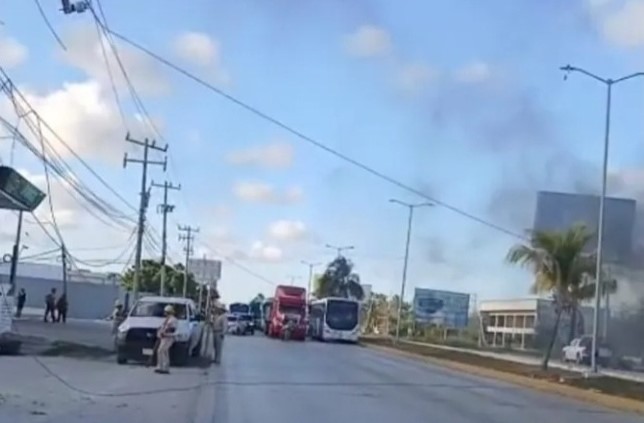 Camión provoca incendio tras derribar cables de CFE en el bulevar Colosio de Cancún
