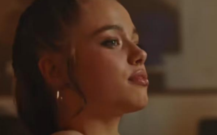 Hija de Angelina Jolie sorprende al salir en un vídeo de K-pop