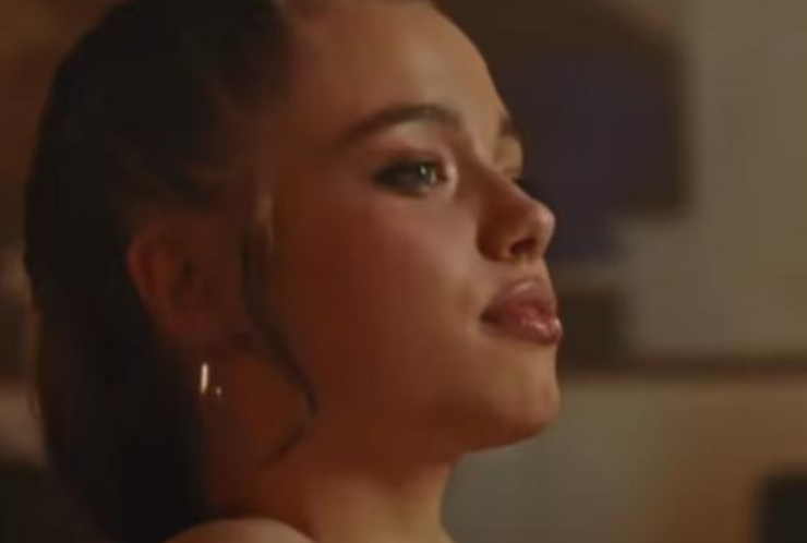 Hija de Angelina Jolie sorprende al salir en un vídeo de K-pop