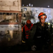 Misil iraní impacta edificio residencial dejando civiles heridos