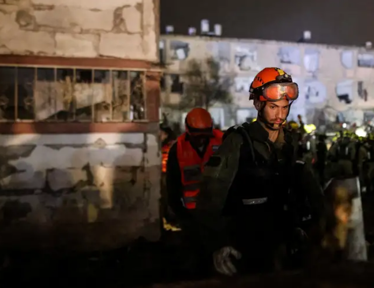 Misil iraní impacta edificio residencial dejando civiles heridos