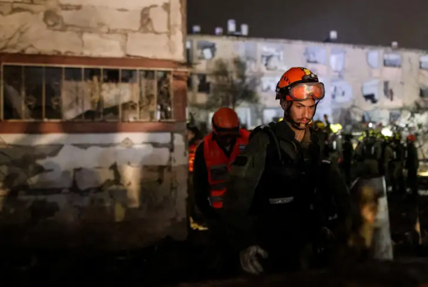 Misil iraní impacta edificio residencial dejando civiles heridos