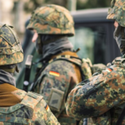 Alemania obliga a varones a reportar viajes largos, una medida de la Guerra Fría