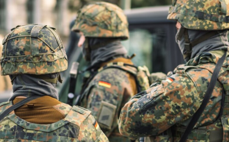 Alemania obliga a varones a reportar viajes largos, una medida de la Guerra Fría