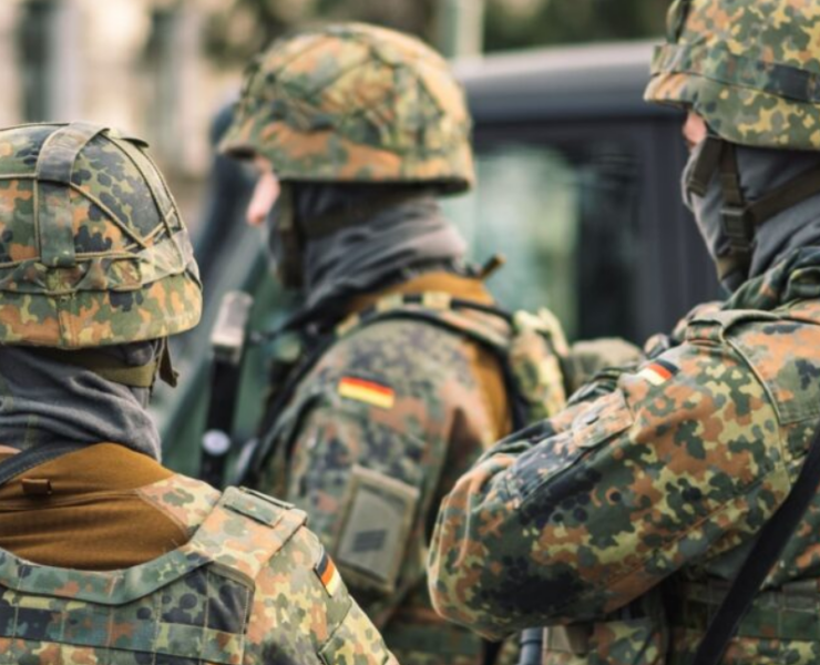 Alemania obliga a varones a reportar viajes largos, una medida de la Guerra Fría