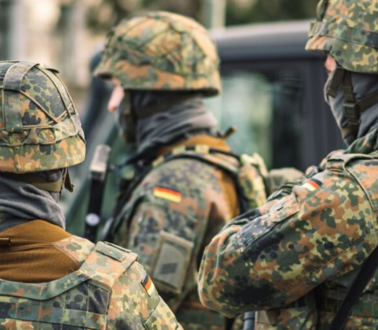 Alemania obliga a varones a reportar viajes largos, una medida de la Guerra Fría