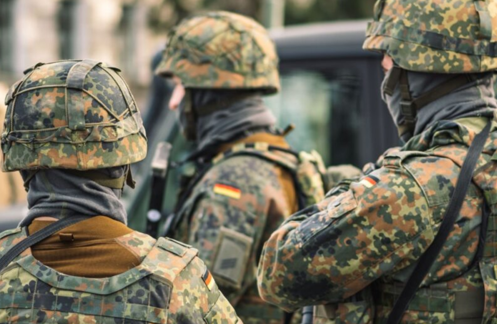 Alemania obliga a varones a reportar viajes largos, una medida de la Guerra Fría