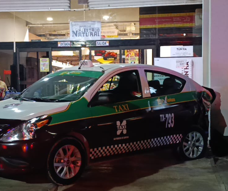 Pleito termina en choque impactante en Campeche