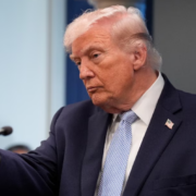 Trump ‘debilita’ a Irán y amenaza con super aranceles a quien lo apoye