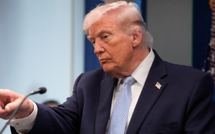 Trump ‘debilita’ a Irán y amenaza con super aranceles a quien lo apoye