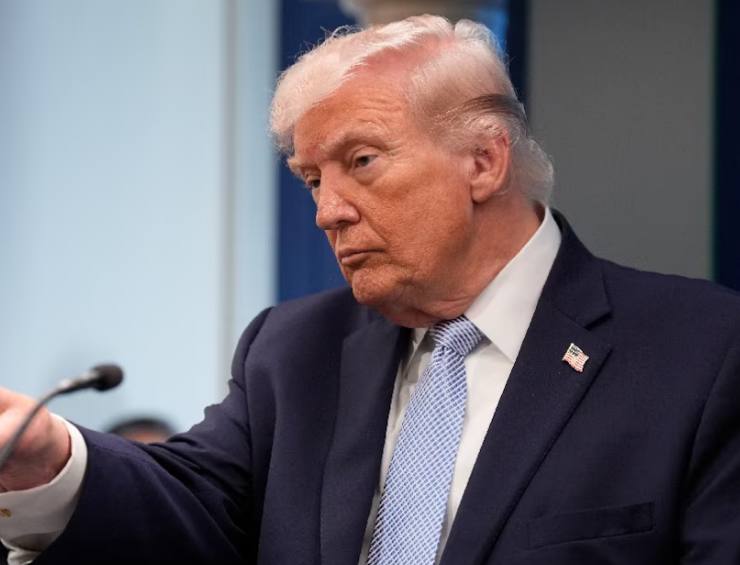 Trump ‘debilita’ a Irán y amenaza con super aranceles a quien lo apoye