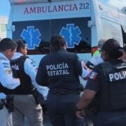 Mujer sufre caída y posible fractura frente al mercado en Campeche