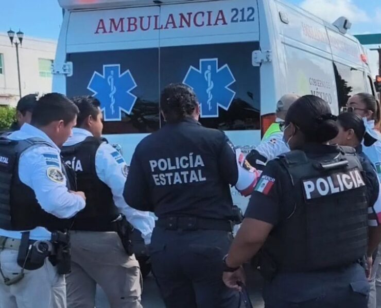 Mujer sufre caída y posible fractura frente al mercado en Campeche