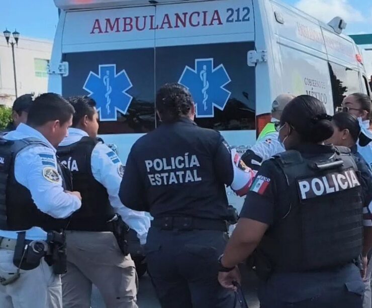 Mujer sufre caída y posible fractura frente al mercado en Campeche