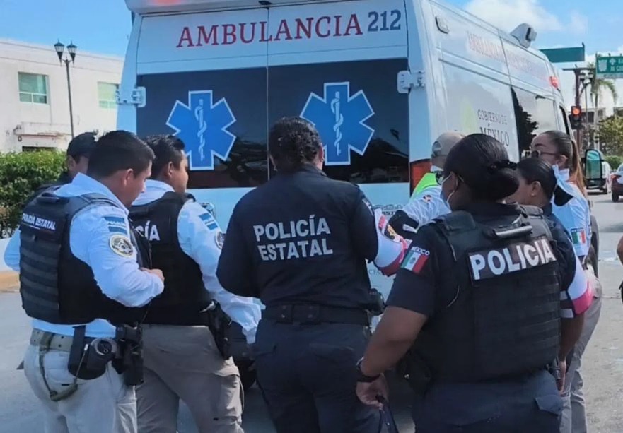 Mujer sufre caída y posible fractura frente al mercado en Campeche
