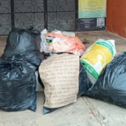 Ciudadanos de Hecelchakán protestan dejando basura en el Palacio Municipal