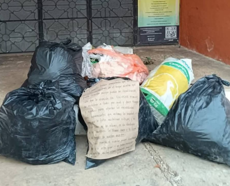 Ciudadanos de Hecelchakán protestan dejando basura en el Palacio Municipal