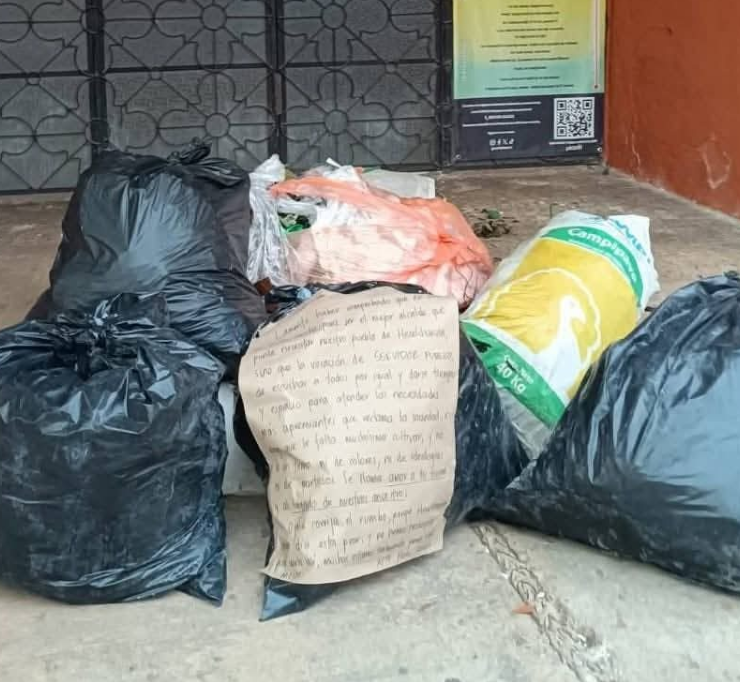 Ciudadanos de Hecelchakán protestan dejando basura en el Palacio Municipal