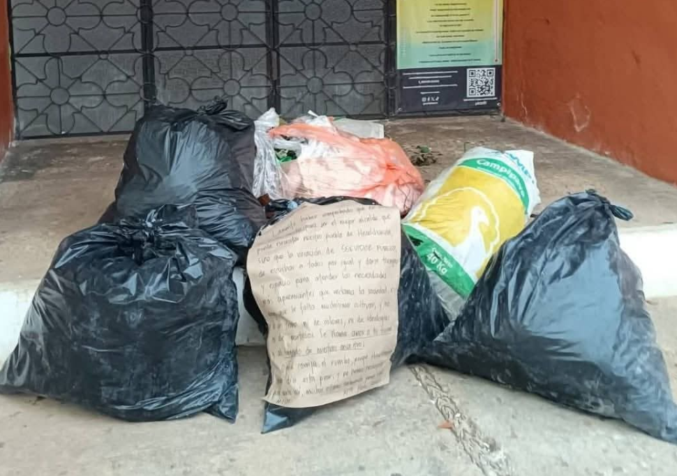 Ciudadanos de Hecelchakán protestan dejando basura en el Palacio Municipal