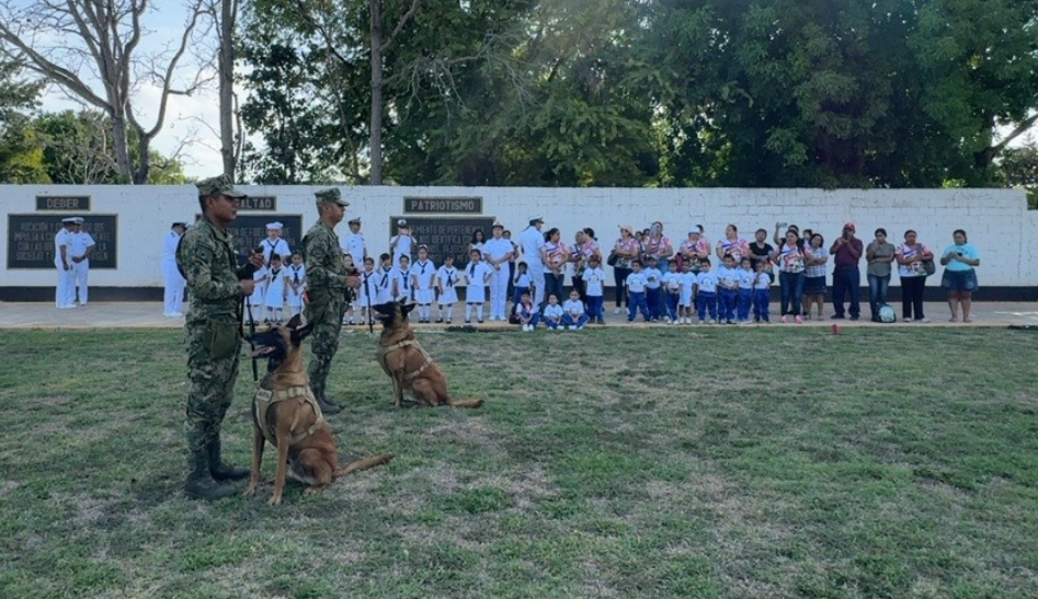 Exhibición de binomios caninos y aprendizaje interactivo