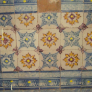 Restauran pilastras de azulejos con técnicas de alta precisión y sorprenden