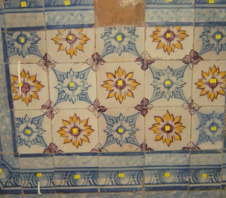 Restauran pilastras de azulejos con técnicas de alta precisión y sorprenden
