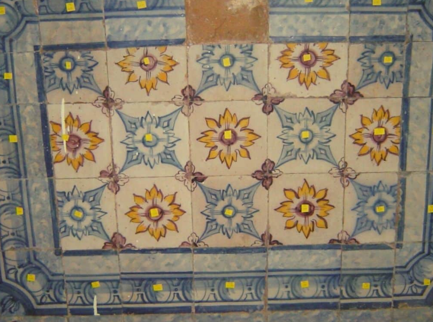 Restauran pilastras de azulejos con técnicas de alta precisión y sorprenden