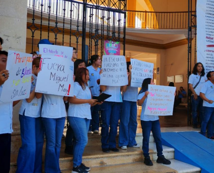 Estudiantes del Instituto Campechano protestan contra su "Director"