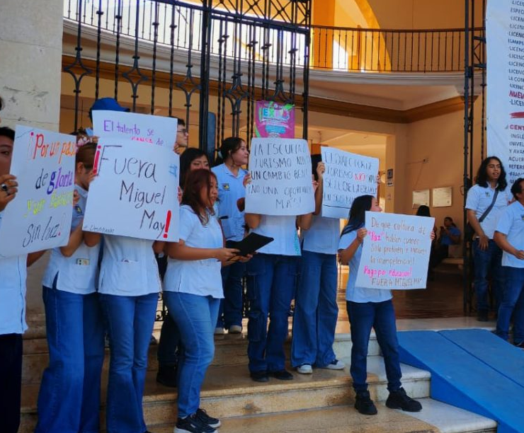 Estudiantes del Instituto Campechano protestan contra su "Director"