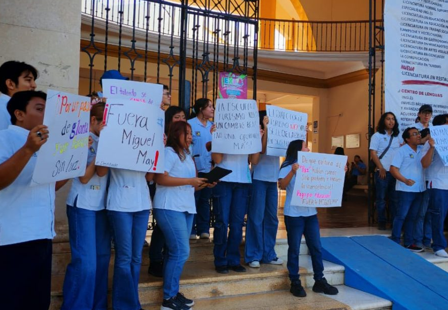 Estudiantes del Instituto Campechano protestan contra su "Director"