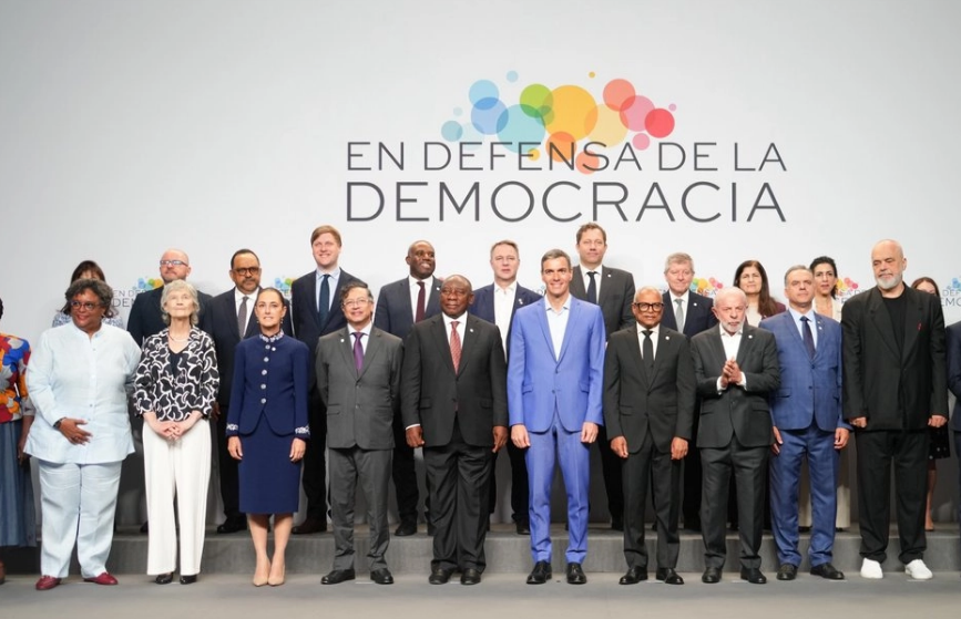 Clausuran cumbre de líderes en Barcelona