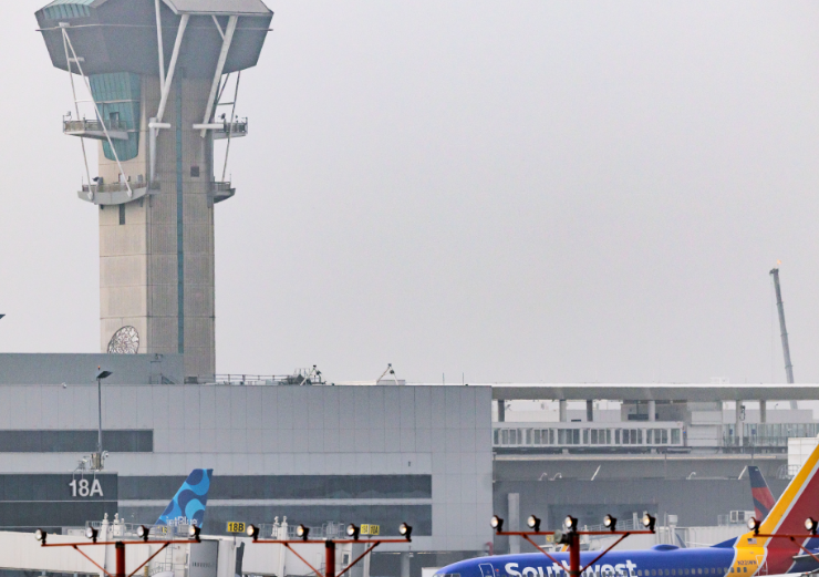 Arrestan a mujer iraní en aeropuerto de EEUU por supuesto trafico de armas